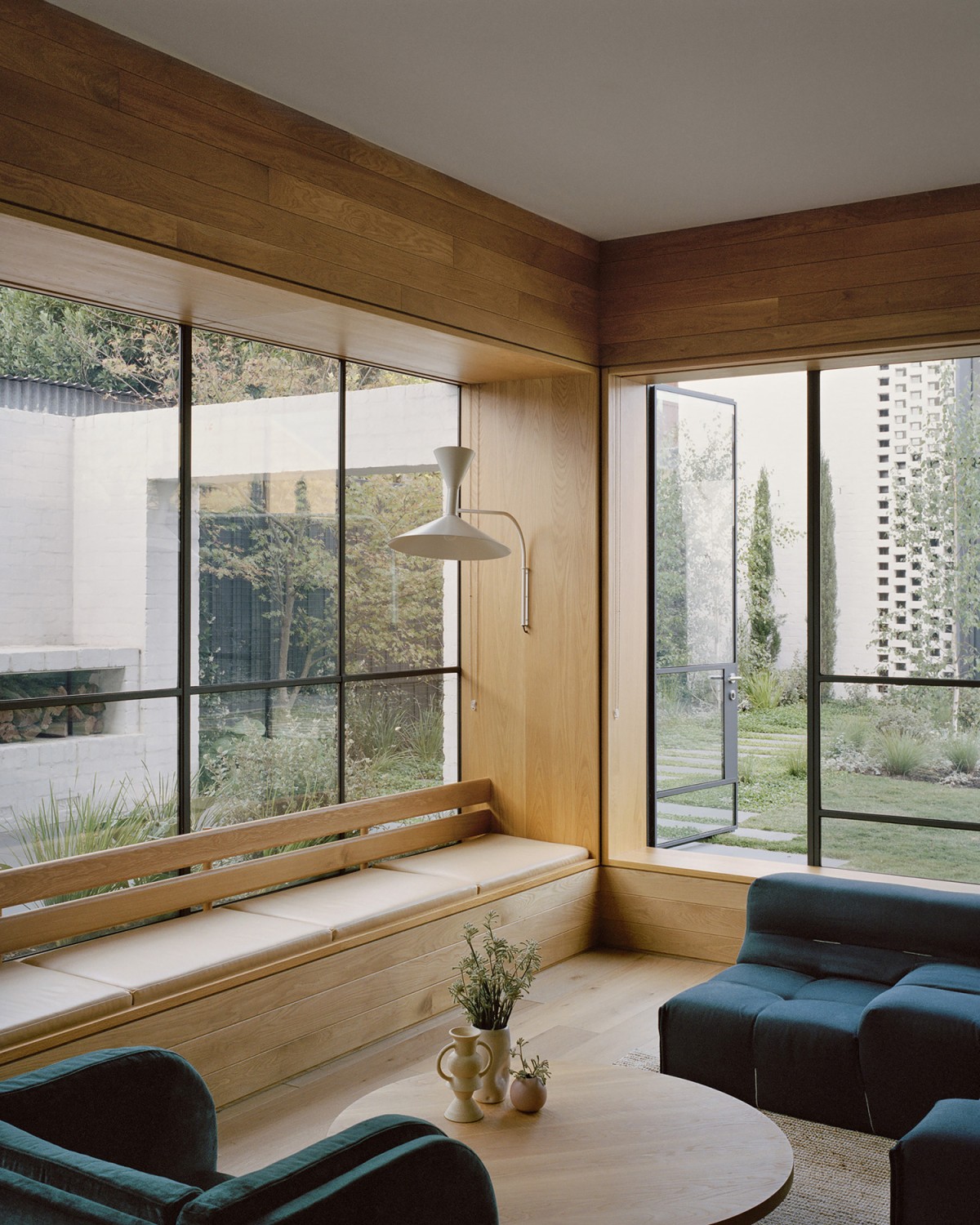 Salón con cristalera y amueblado