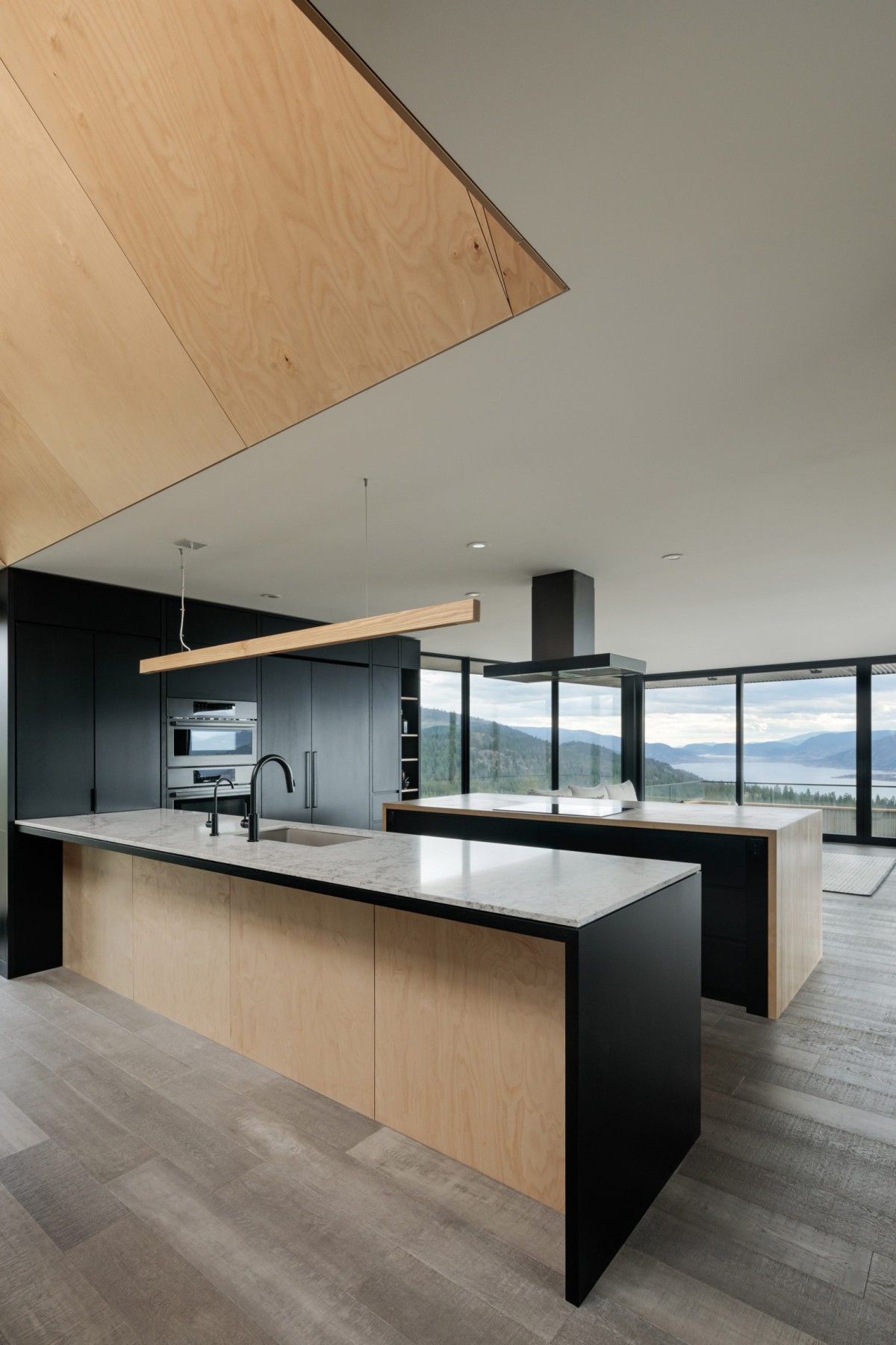 La cocina cuenta con una encimera de madera