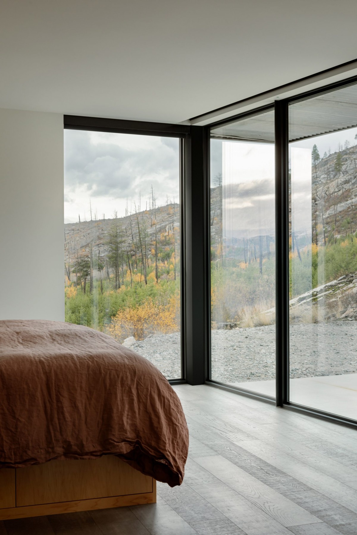 El dormitorio se sitúa en la parte superior y tiene acceso a una terraza secundaria