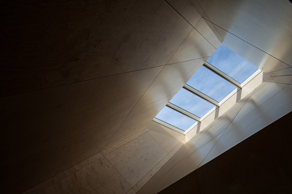 La claraboya permite la entrada de luz natural