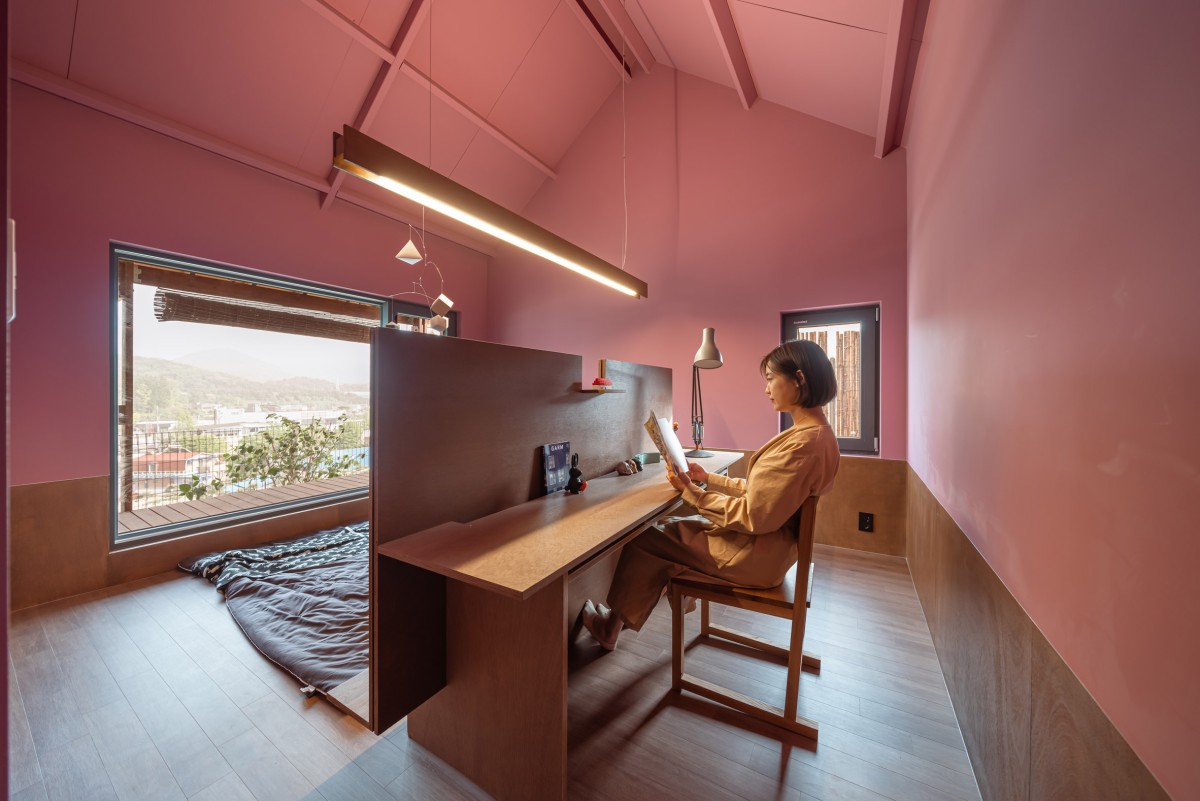 El dormitorio cuenta con un pequeño escritorio.