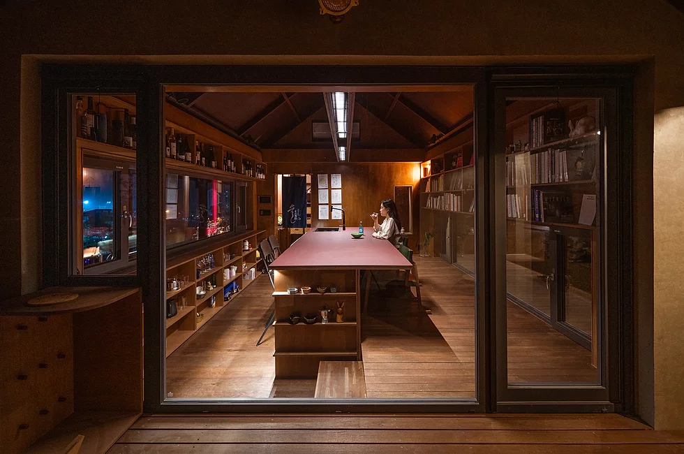 El comedor está dispuesto a doble altura.