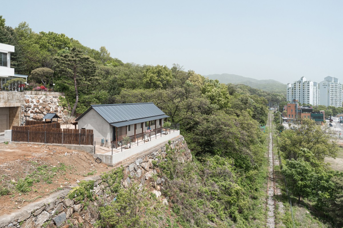 Su localización permite unas excelentes vistas a la ciudad y a las montañas.