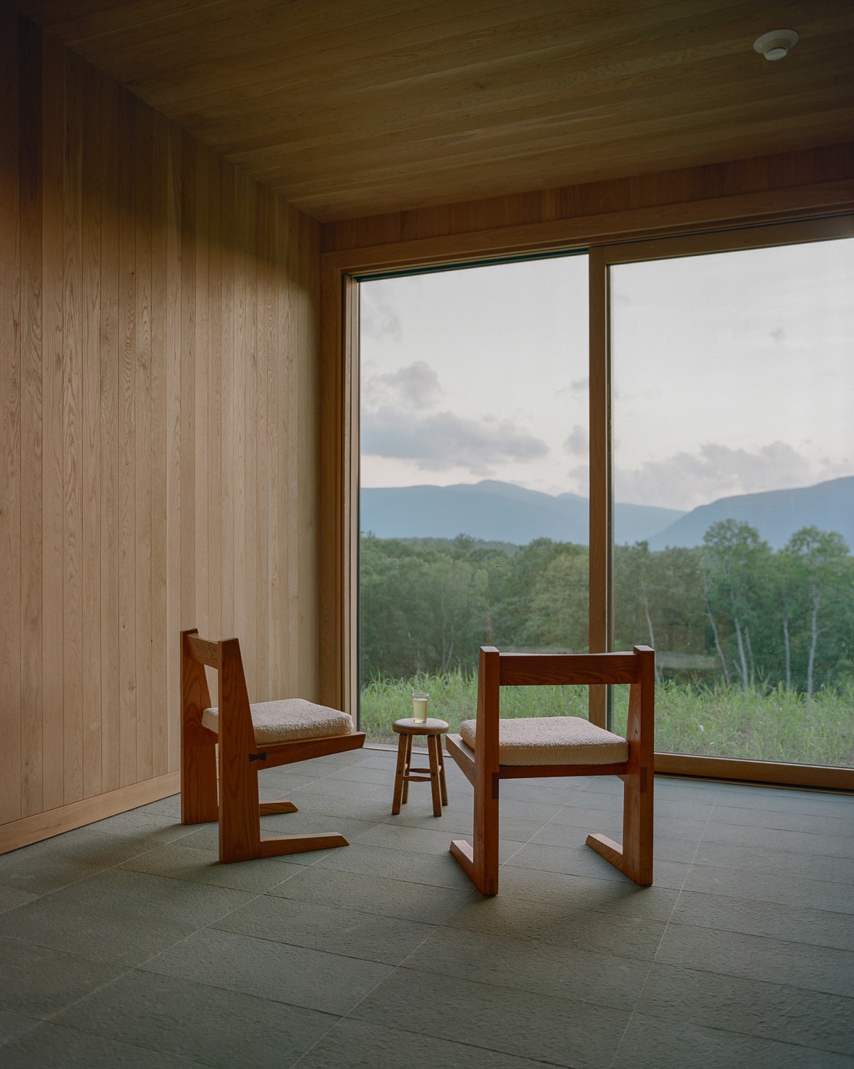 Interior del albergue prefabricado