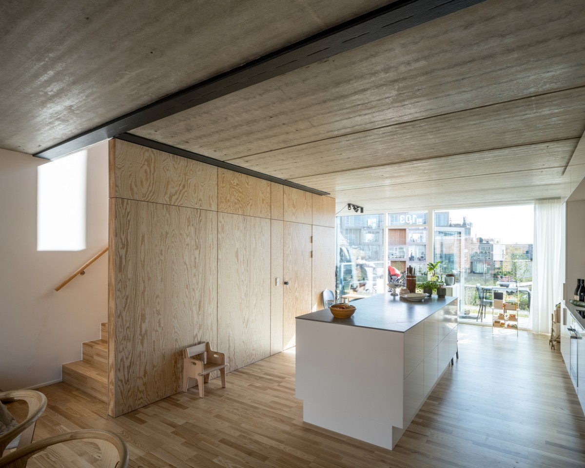 Cocina con isla y ventanal al fondo