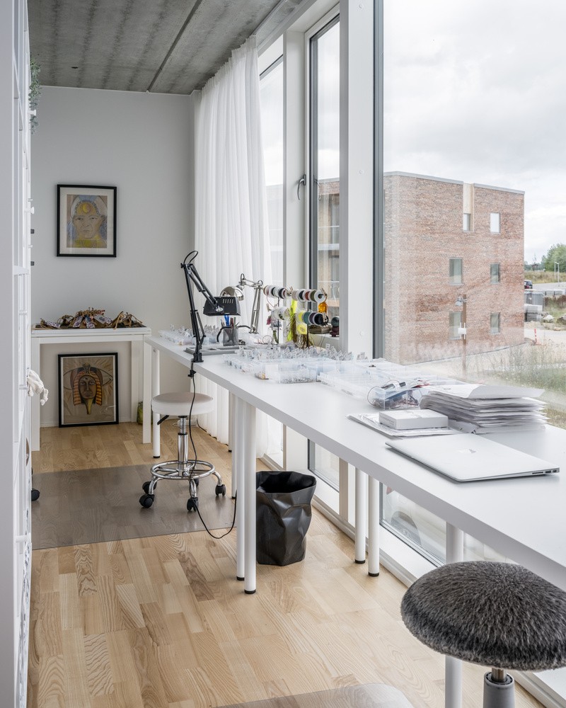 Zona de trabajo con mesa y silla frente a la ventana