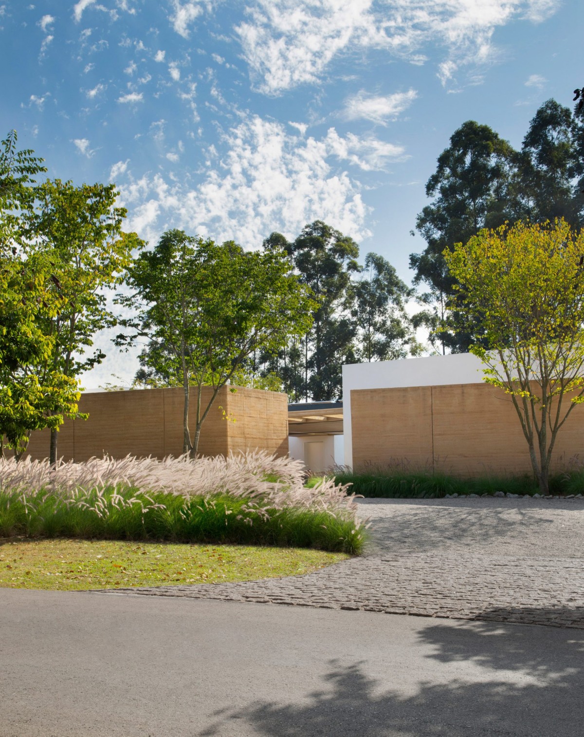 Exterior con un muro alto y árboles