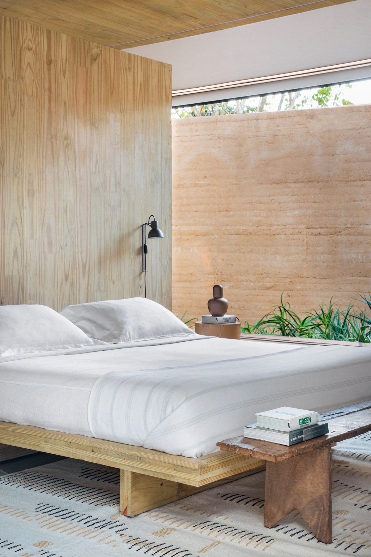 Dormitorio con tonos de madera