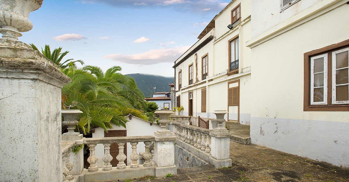 Cuenta con un amplio jardines y varias terrazas