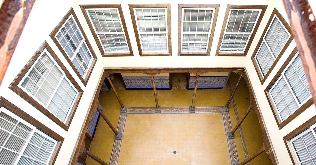 El patio central domina y distribuye el acceso a las estancias