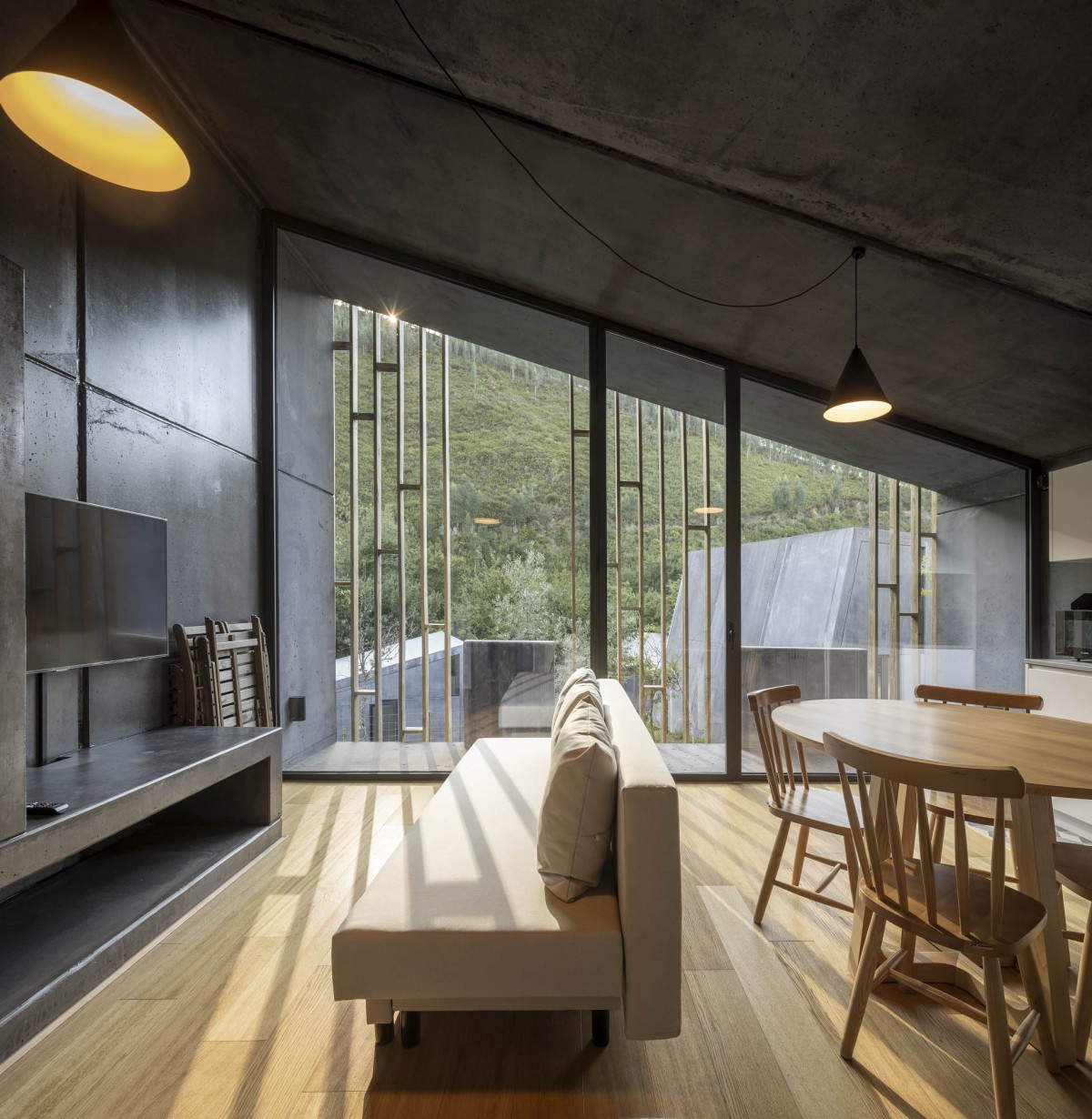Interior de una de las cabañas con el salón comedor