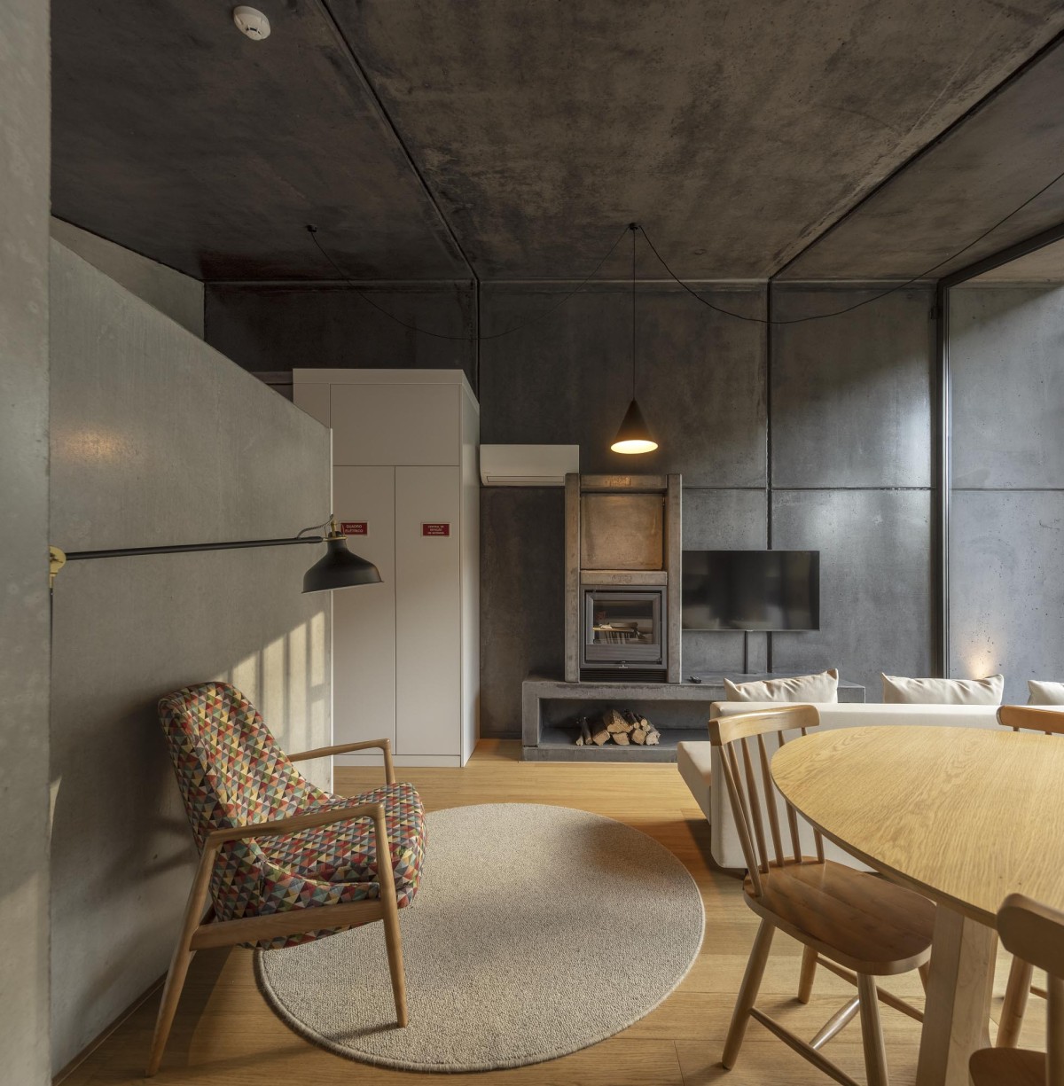Interior de otro cabaña con estufa