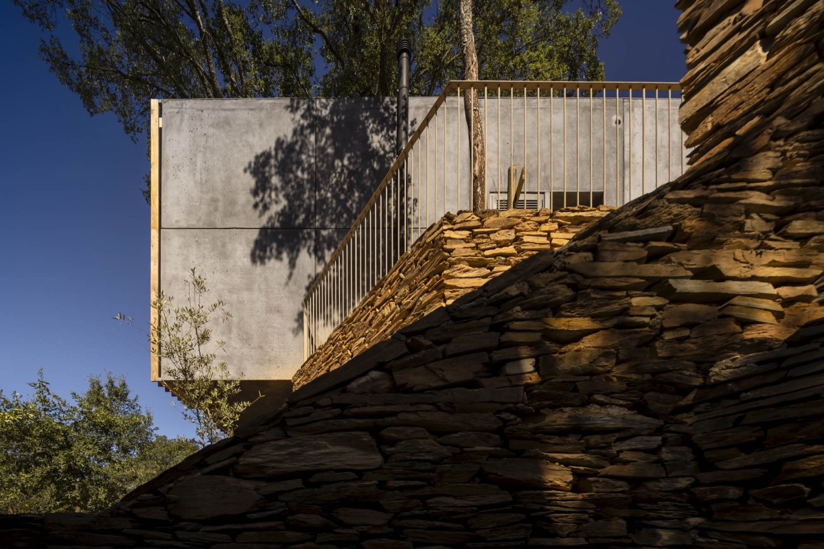 La cabaña sobresale del terreno