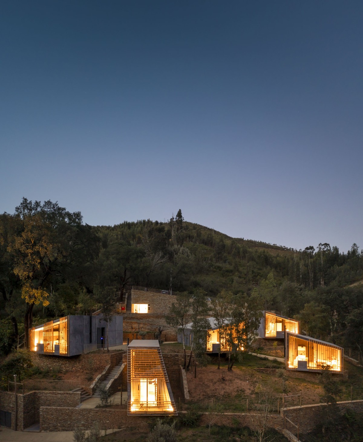 El complejo de noche con las cabañas iluminadas