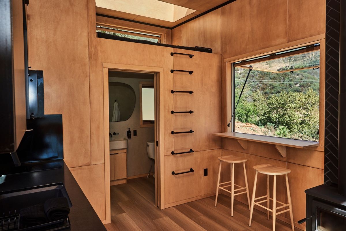 Cocina con barra junto a la ventana