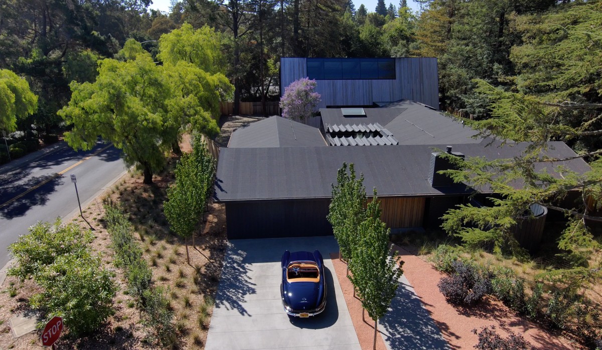 La vista aérea permite observar los volúmenes de los edificios y su jardín.
