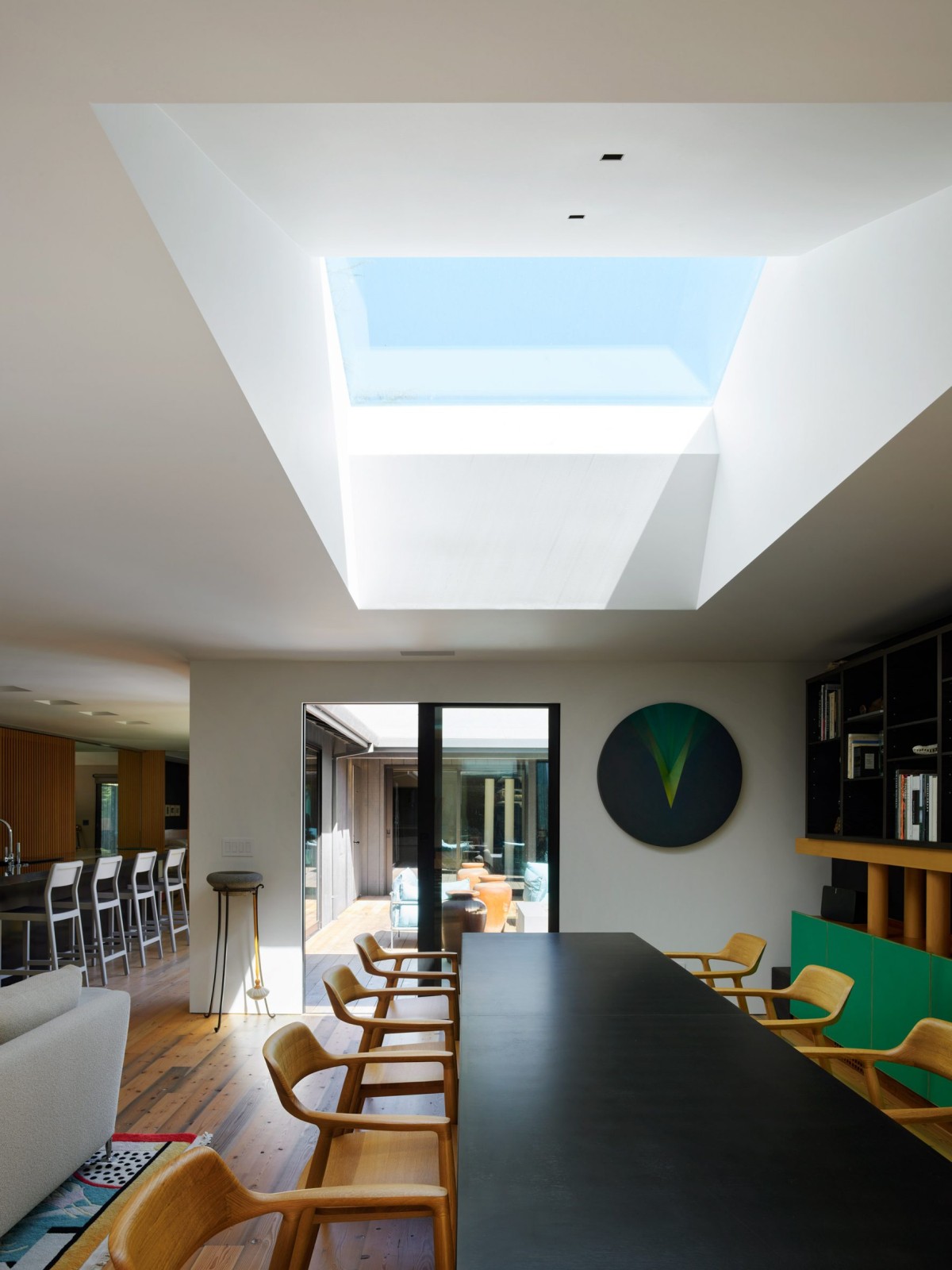 Muchas zonas, como el comedor, cuentan con estéticas claraboyas.