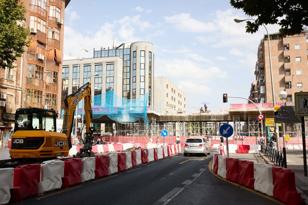 Archivo - Una grúa en una obra, a 10 de agosto de 2022, en Madrid (España)