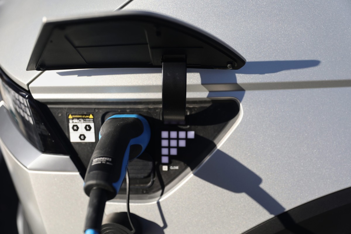 Archivo - Un vehículo eléctrico mientras se carga