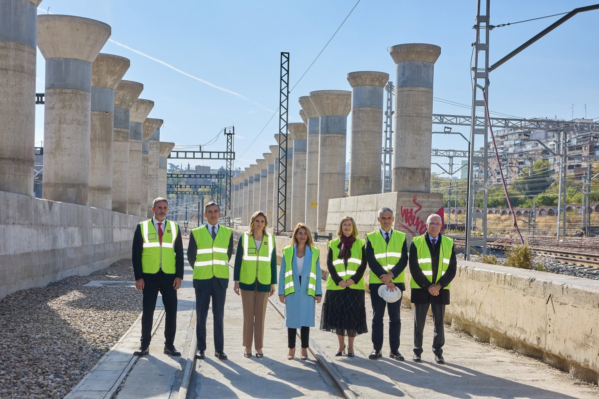 Álvaro Aresti (2i); Paloma Martín (3i); Raquel Sánchez (c), y la presidenta de Adif, María Luisa Domínguez (3d), durante la visita a la obra