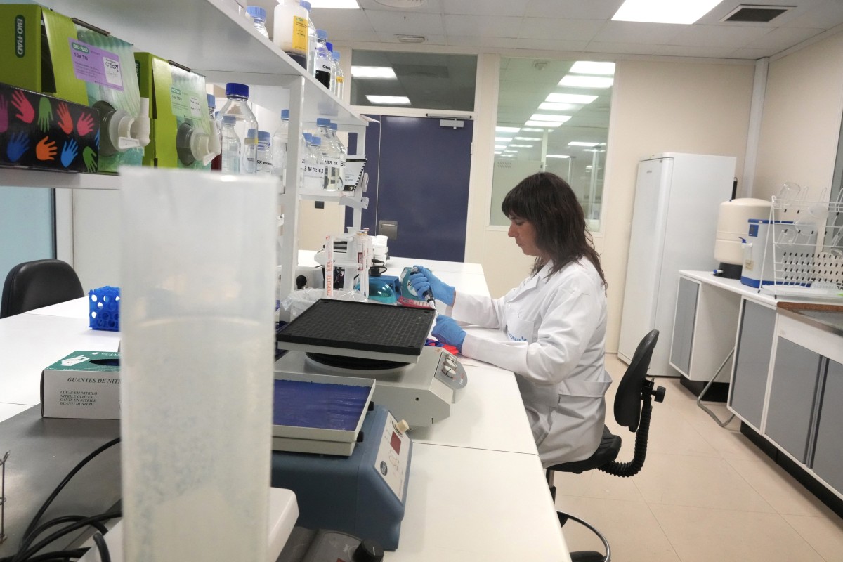 Archivo - Una científica en el laboratorio del Parque Tecnológico de Zamudio de Bilbao, a 23 de mayo de 2022, en Zamudio, Vizcaya, País Vasco (España). La empresa biofarmaceútica vasca Oncomatryx ha conseguido la autorización de la Agencia Americana del M