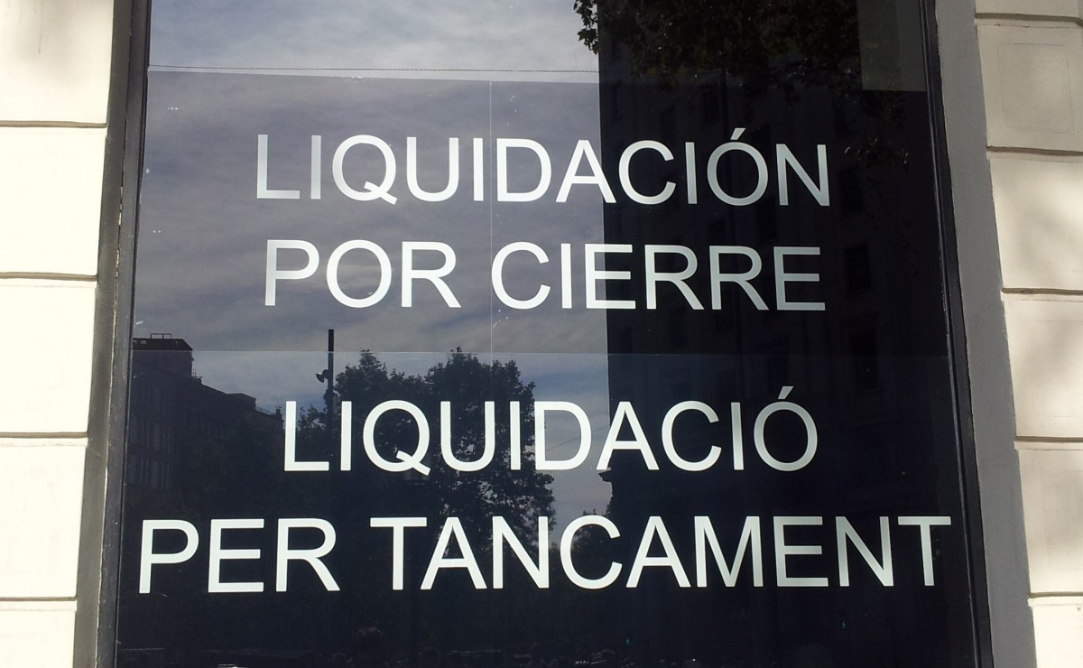 Archivo - Cartel de liquidación por cierre