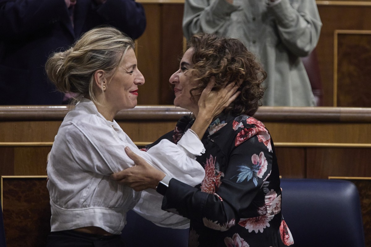 La vicepresidenta Yolanda Díaz con la ministra de Hacienda, María Jesús Montero, en el hemiciclo
