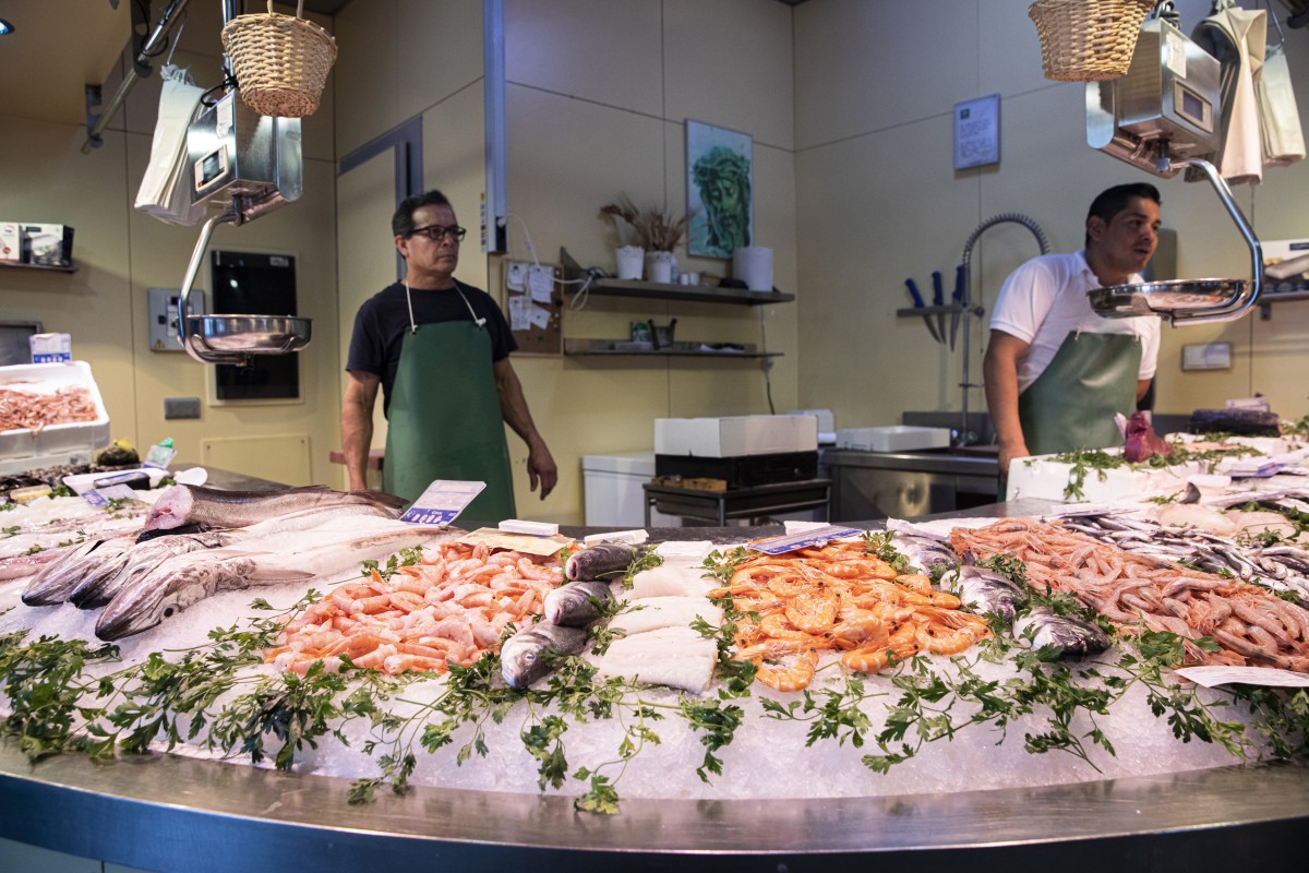 Archivo - Pescadería en un mercado de abastos