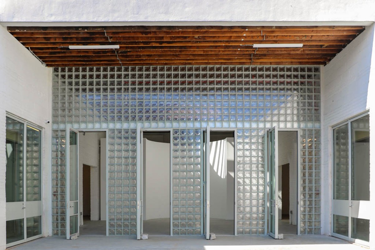 El muro de vidrio separa el atrio del vestíbulo