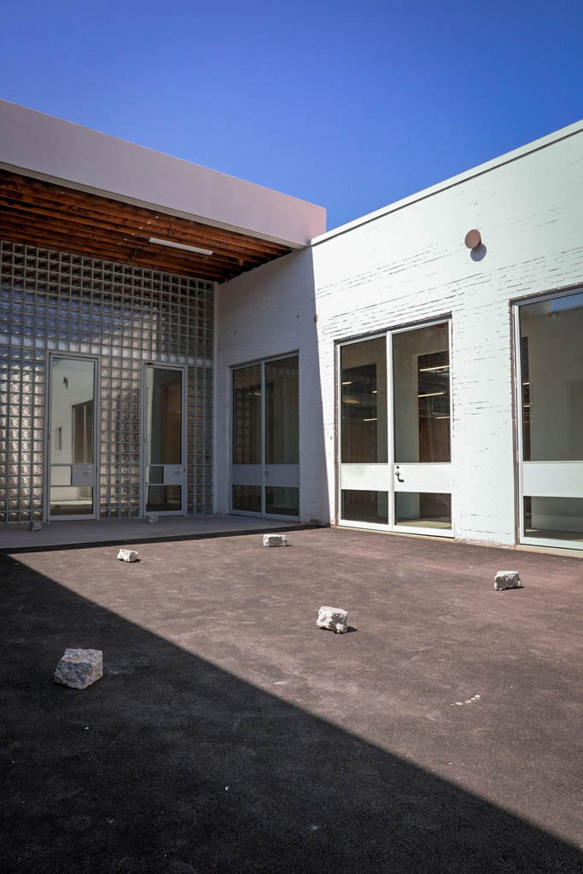 El acceso se realiza a través de un atrio formado por una pared de cristal.