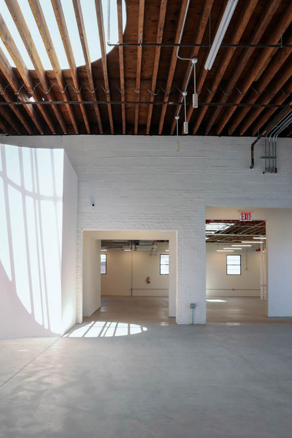 El espacio interior es abierto con las vigas expuestas