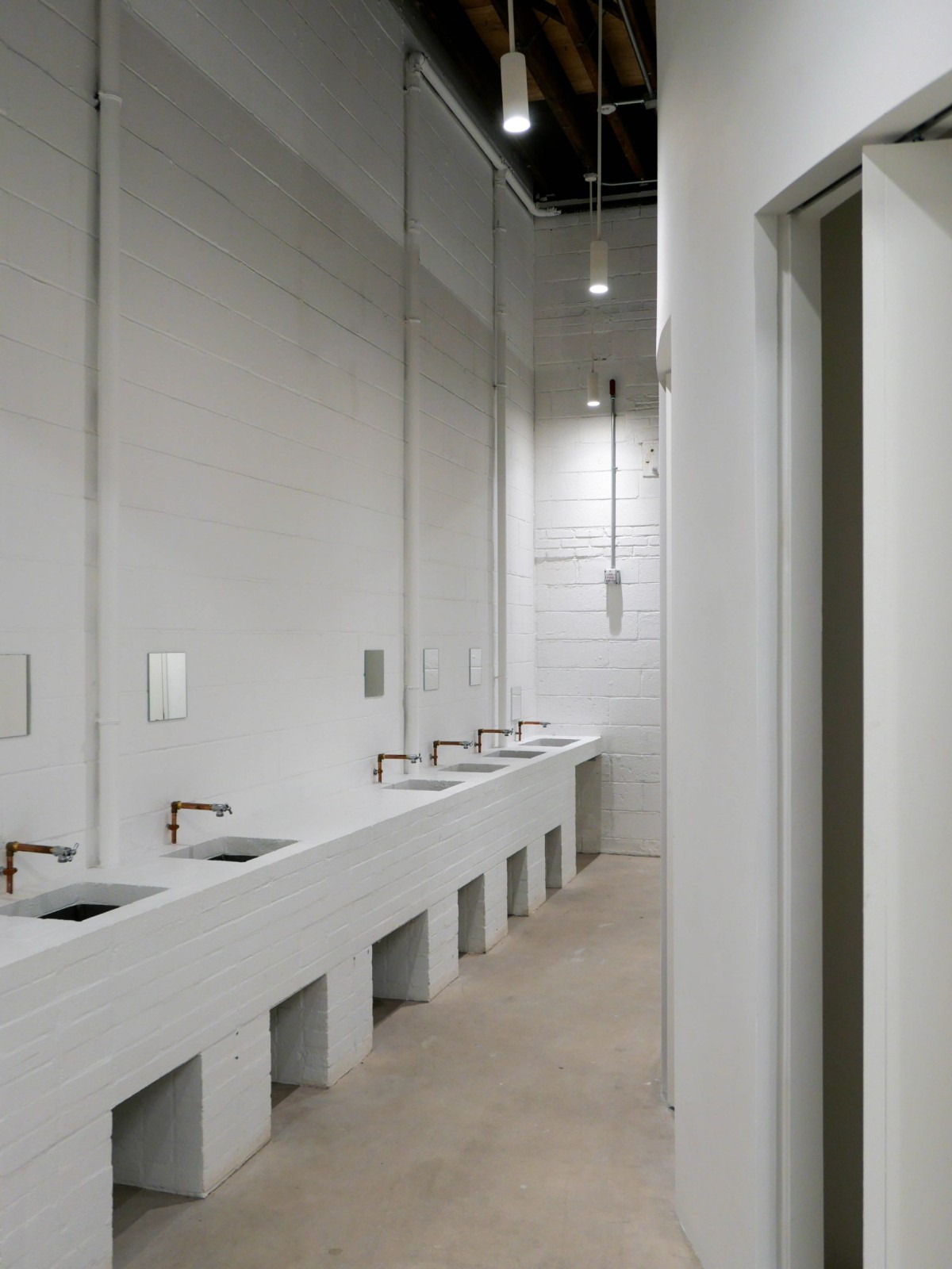 Los baños muestran los conductos y un diseño industrial