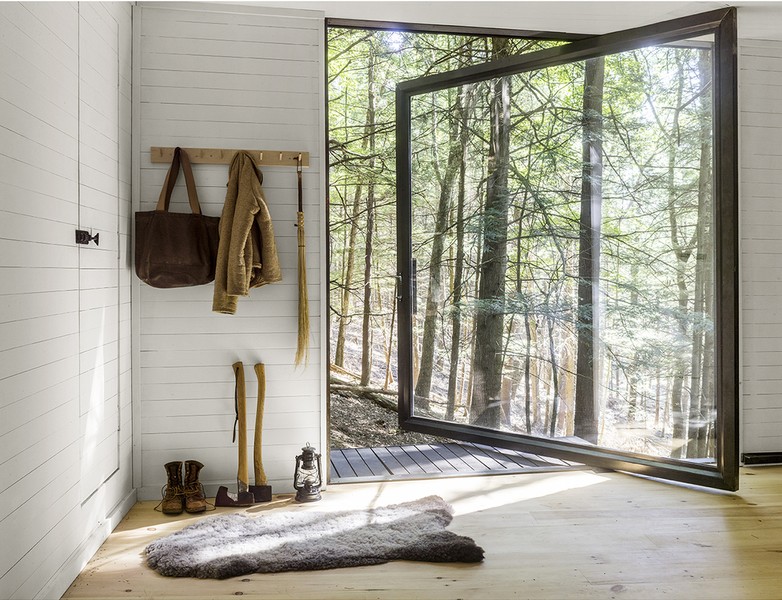 Interior con suelo de madera, objetos y ventanal abierto