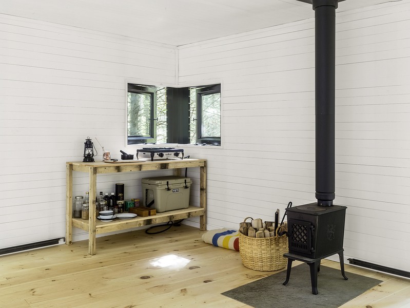 Detalle del interior con chimenea