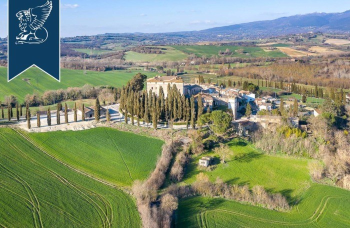 Entre las verdes colinas de Umbría aparece este bonito pueblo con castillo