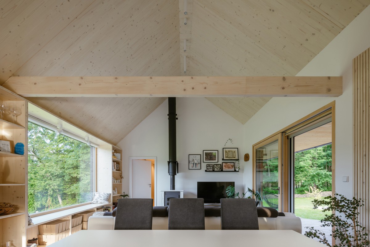 Salón con muebles y vigas a la vista