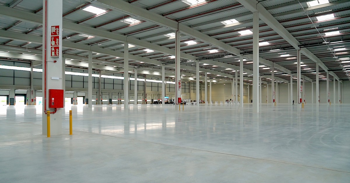 Interior del parque logístico de Newdock en Málaga