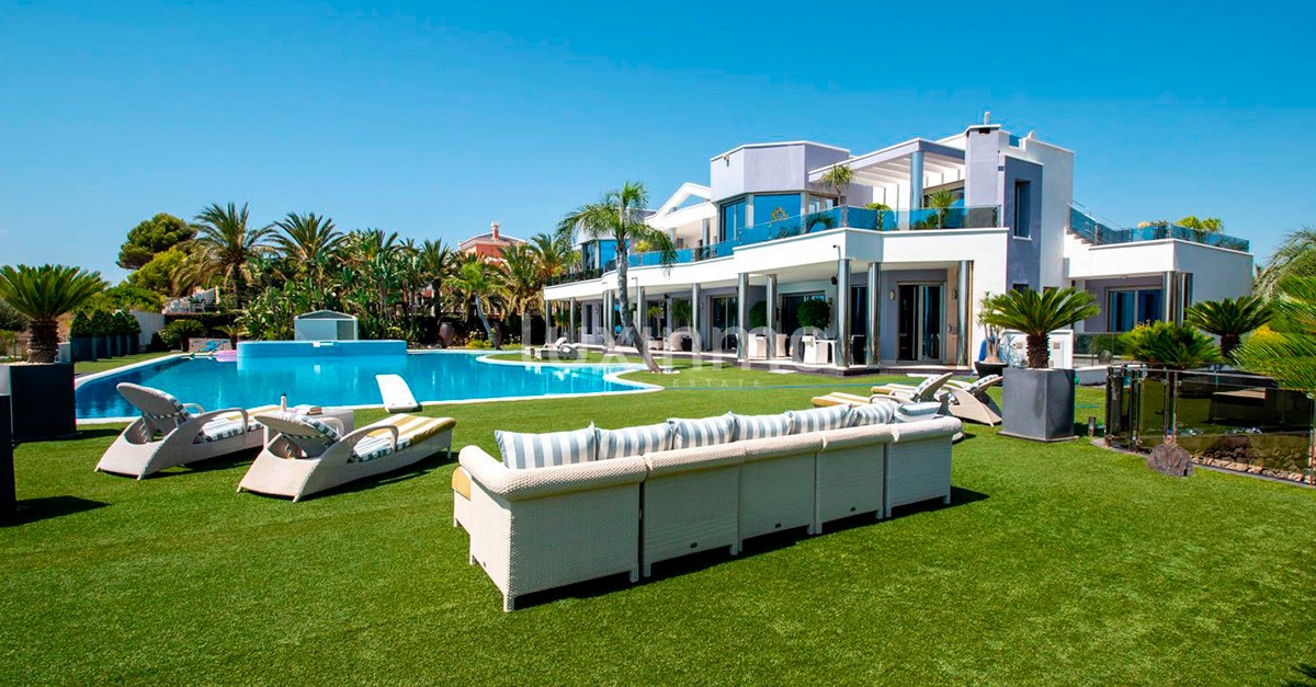 Piscina de horizonte infinito y grandes jardines