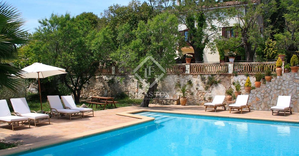 La parcela cuenta con 6.800 m2 donde se incluye una piscina