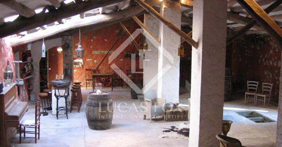 Incluye una capilla y una enorme bodega