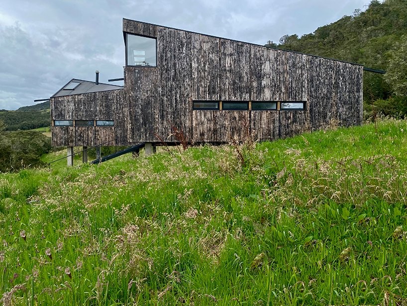 Exterior de la casa prefabricada de madera en los Andes