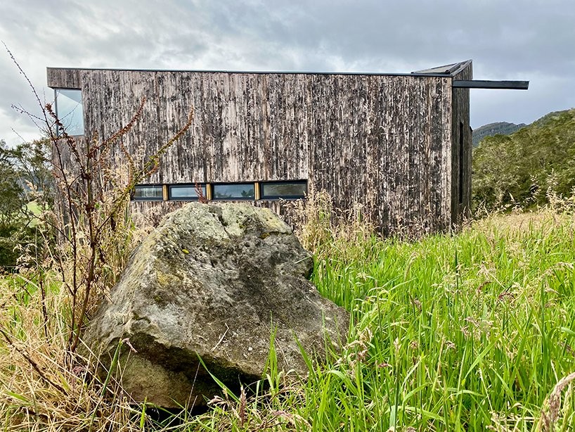 Una casa prefabricada rodeada de naturaleza