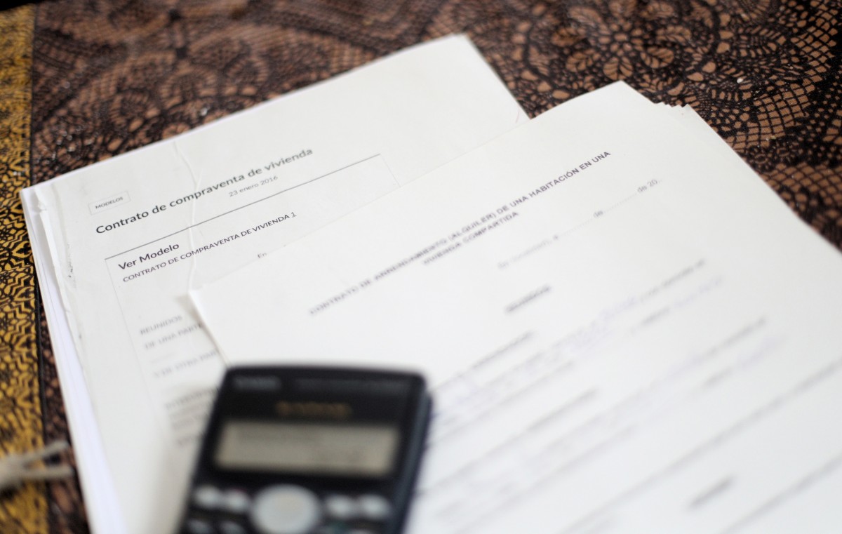 Archivo - Un contrato de compraventa de vivienda