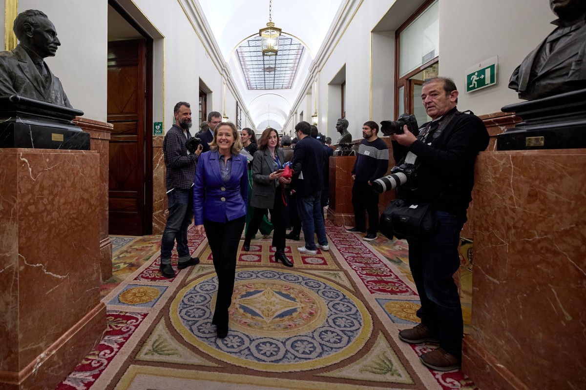 La vicepresidenta primera y ministra de Asuntos Económicos y Transformación Digital, Nadia Calviño, a su llegada a una sesión plenaria, en el Congreso de los Diputados, a 15 de diciembre de 2022, en Madrid (España).