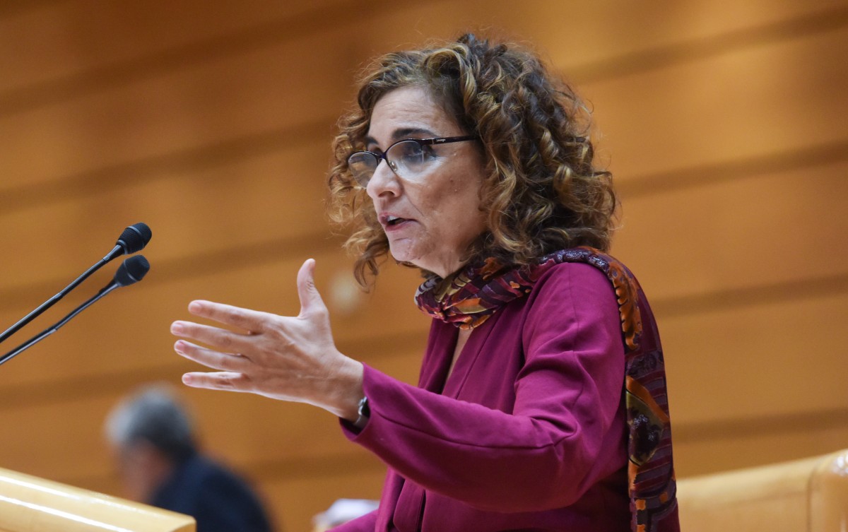 La ministra de Hacienda y Función Pública, María Jesús Montero, interviene durante el debate de los Presupuestos Generales del Estado (PGE) en el Senado, a 12 de diciembre de 2022, en Madrid (España). Tras su aprobación en el congreso el pasado 24 de novi