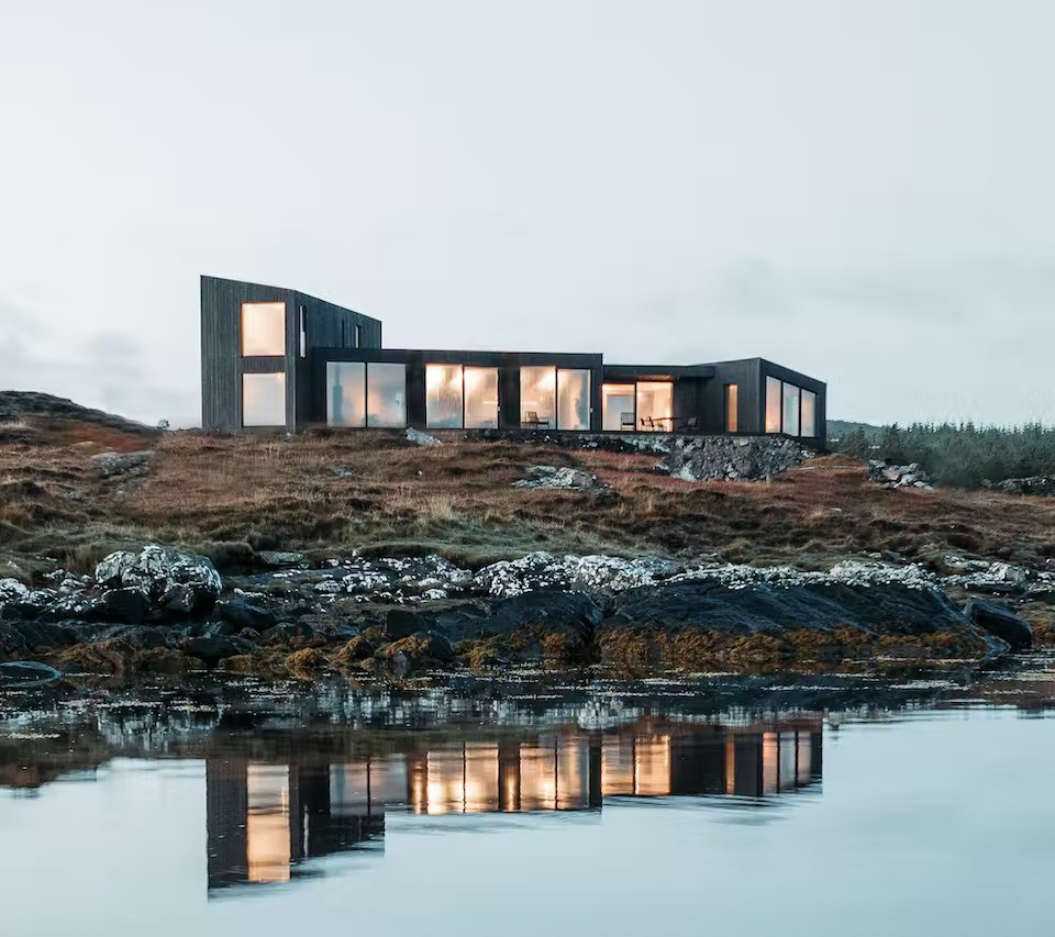 La vivienda se funde con la naturaleza gracias a sus formas exteriores
