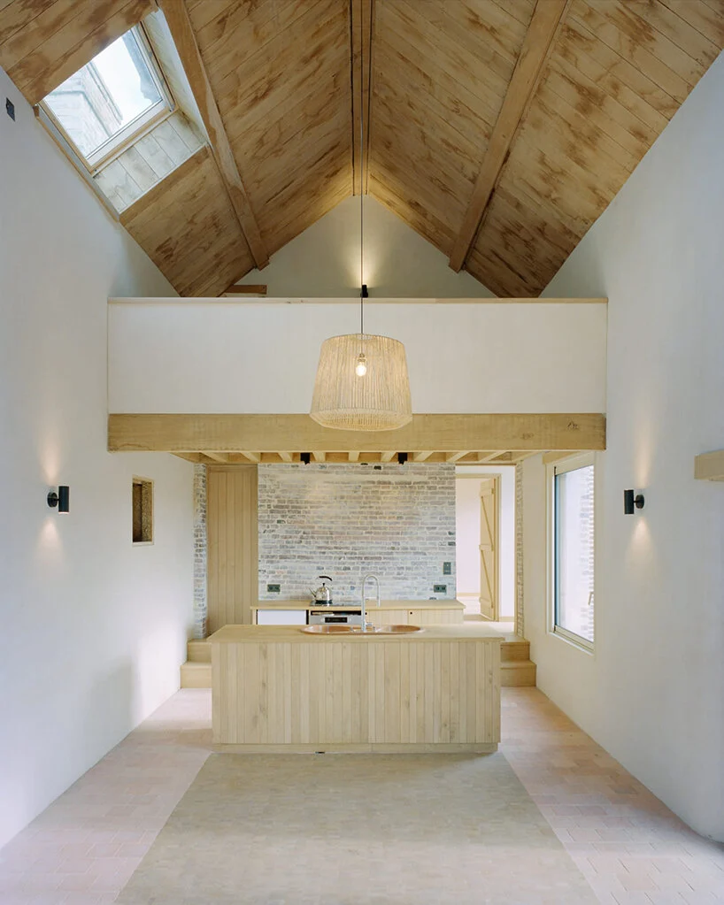 La cocina está realizada en madera.