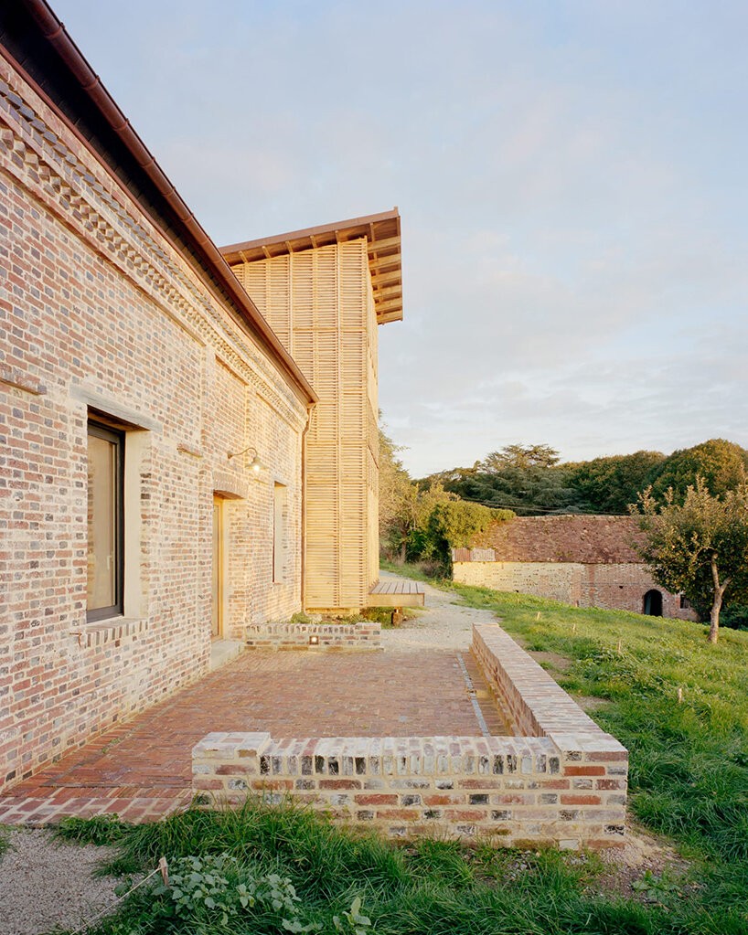 En el exterior, un patio abierto permite disfrutar del paisaje