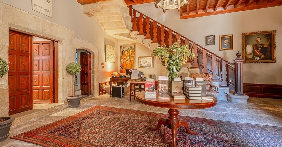 Encontramos un amplio y precioso zaguán, además de salas con techos abovedados y una biblioteca