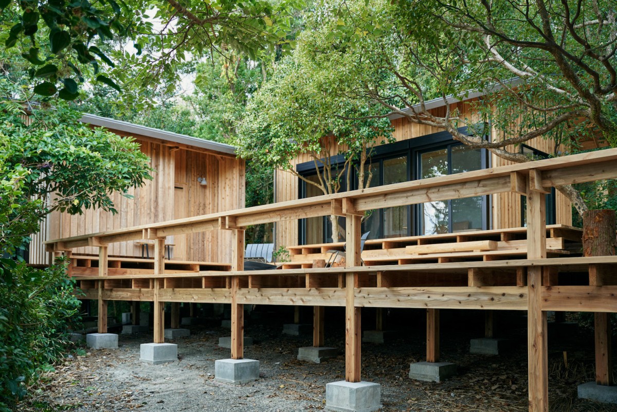 Imagen exterior de la vivienda rodeada de árboles